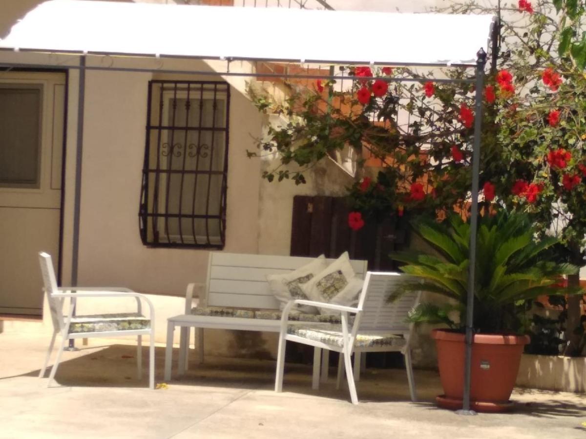 Вилла Casale Hibiscus Санта-Мария-дель-Фокалло Экстерьер фото